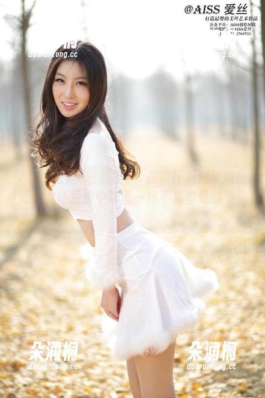 AISS爱丝(钻石版) - 在线怀旧赵梦洁：她的女仆装甜中带着一丝不易察觉的…流露。