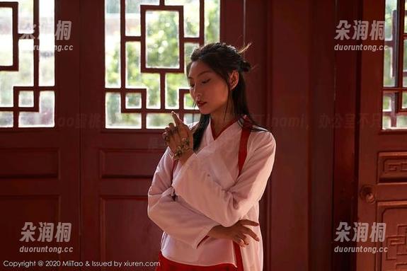 MiiTao蜜桃社 - 在线！原图里的缇娜美Tinami，办公室不只是一堆文档而已哦。
