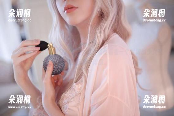 看Sayathefox白丝的写真，感觉像是看着一个梦游的少女在我的脑海中徘徊。