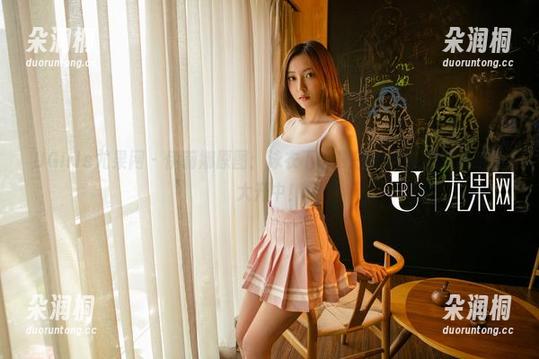 UGirls尤果网 - 伊莉娜原图：泳衣下的夏日超现实主义，脑洞大开中！