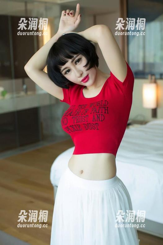 UGirls尤果网 - 照片里的王语纯，校园内漫步，活脱脱一幅画。