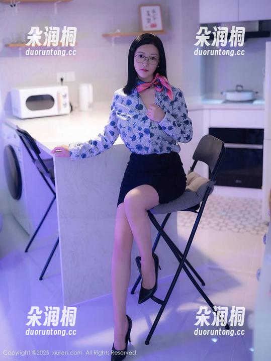 Xiuren秀人网 - 哇，这组作品里KOKO可可的脸呀，似乎在说：“我可是个实力派护士！”
