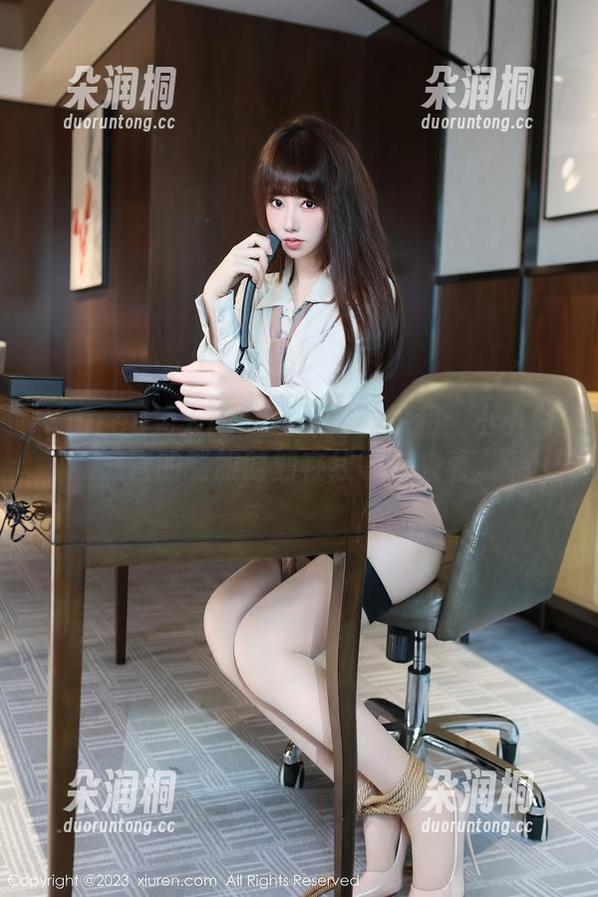 Xiuren秀人网 - 资源控的福利：小小白思宜的制服时刻在线等你来看。