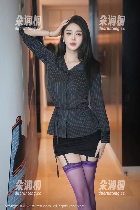 Xiuren秀人网 - 小纯子新图册：女王外形百分之百，菜市场里都能让人侧目哦！