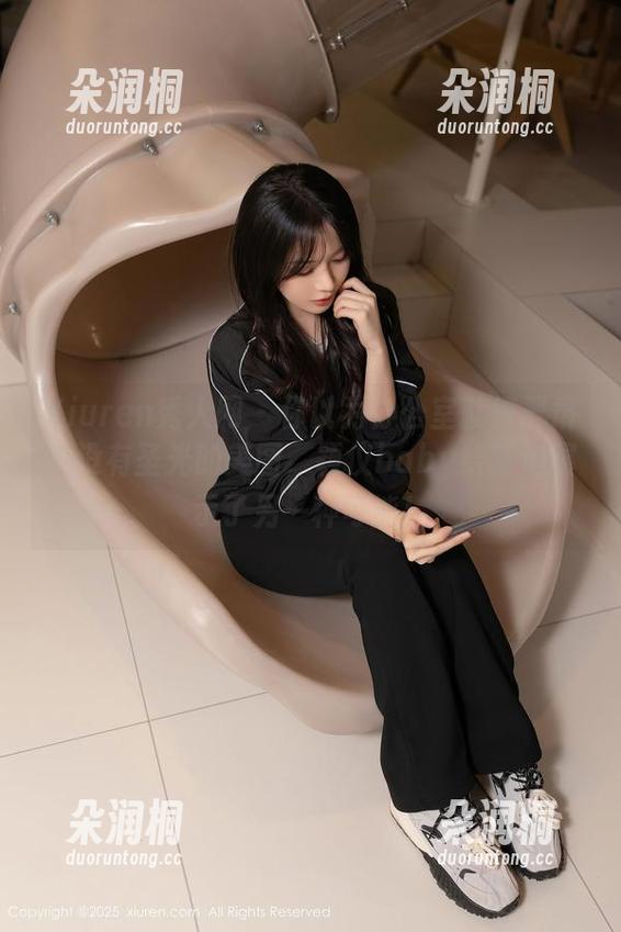 Xiuren秀人网-颖仪baby Xiuren秀人网 - 你以为办公室就得严肃?没有圣光的美图,颖仪baby给我们展示了另一种可能!