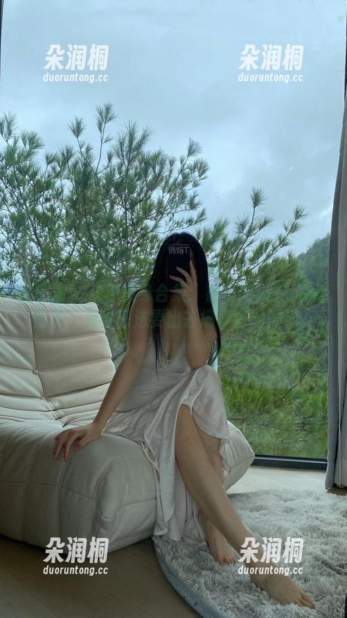 微密圈 - 灰色紧身合集：被俏妞t的身姿迷住了，有种想法要出去搞事情的冲动。