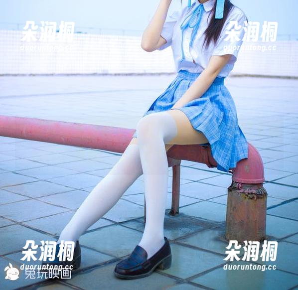兔玩映画 兔玩映画新鲜出炉,蓝白条纹袜套图又上线,憋说,这袜子也太有梗了!