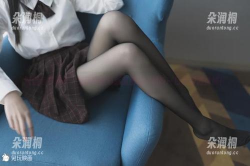 细腿近在咫尺：兔玩映画最新原图让人想咬一口的制服妹妹！