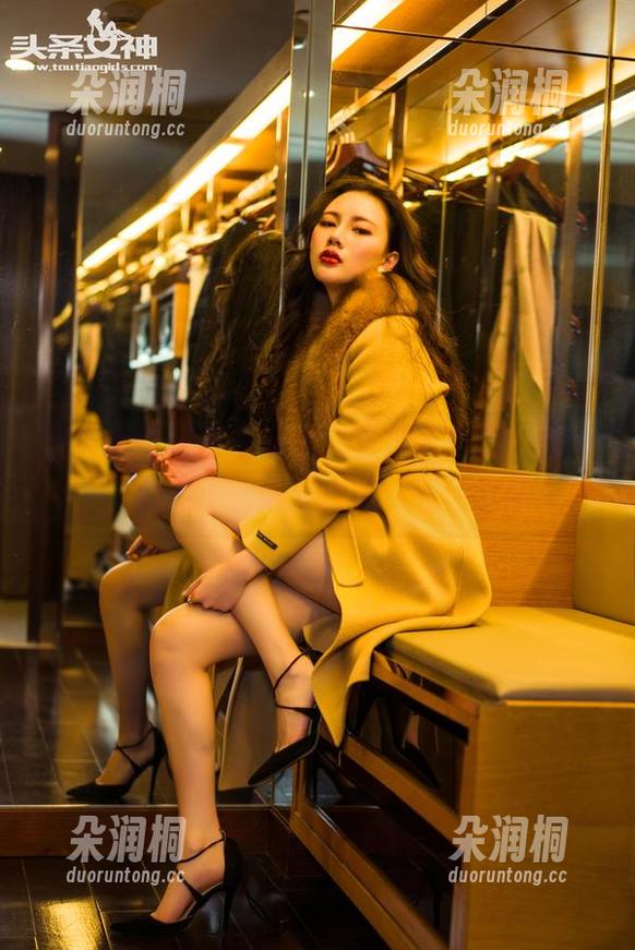 头条女神 - 高清照里，张梦艺自己画的天使，想要不被这尬聊方式抓住都难。