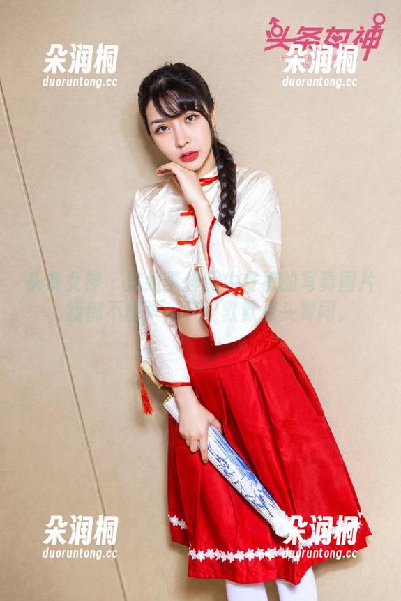 头条女神 - 这组李梓熙牛仔裤的写真图片，我都不出声，只是默默点头赞同。
