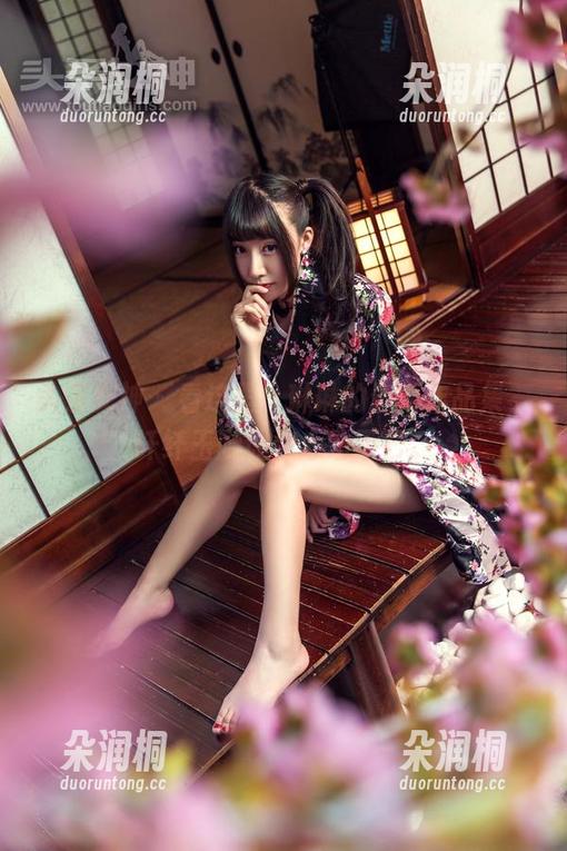 头条女神 - 看这里！琳琳的最新作品集，纤纤玉腿让你心动不已。
