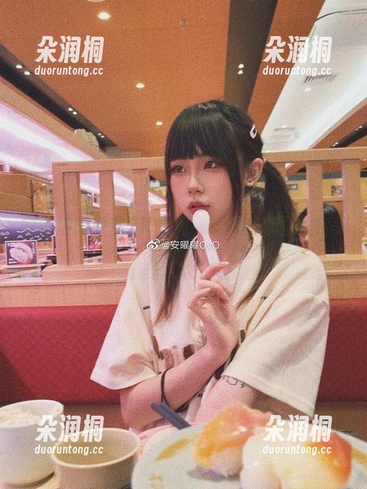 安曜曜的教室2真热闹，cos和套图的完美交融