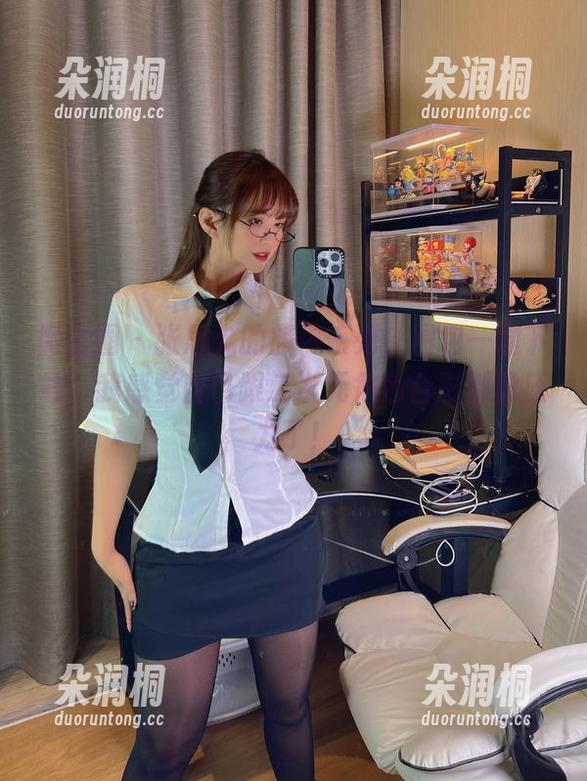 微密圈 - 张思允的旗袍系列，图包一键下载，我感觉自己跟二次元角色合影都没压力了！