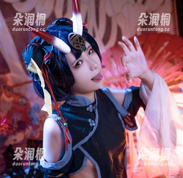 不穿拖鞋的拖拉大王，为啥要把少女cos成美图里的“魔女”？