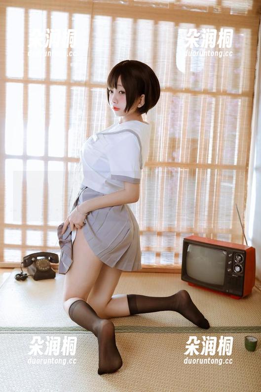 日奈娇 日奈娇:邻家太太的高清写真,上洗手间都怕邻居看见