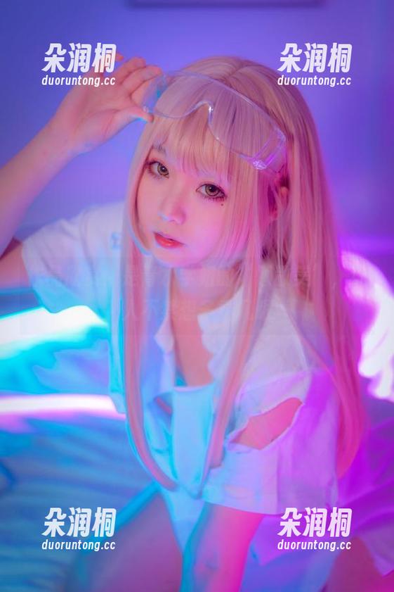 作品欣赏：是青水学姐的‘懒散美’，让人不禁想多看几眼