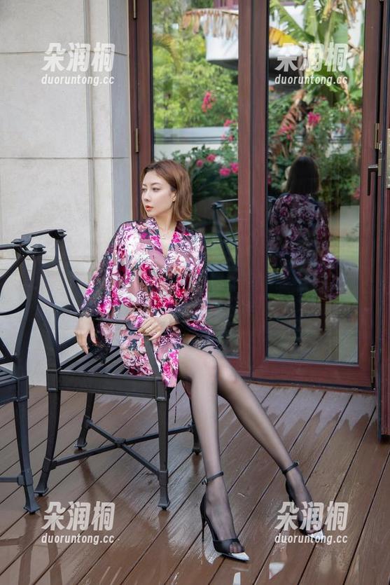 微密圈 - 果儿Victoria的白丝套装，那一抹色彩就好像精灵在叫你快来围观吧！
