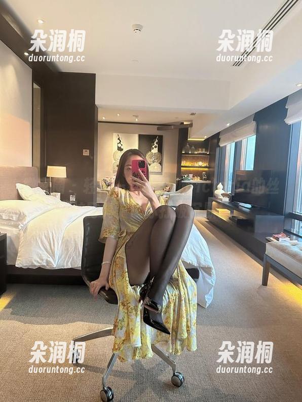 微密圈 - 轻松一下，果儿Victoria的丝袜写真，让你打破沉默！