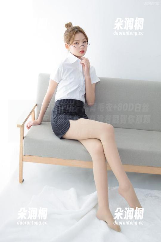 森萝财团轰动登场：露背毛衣+80D白丝，这对绝配的图片作品有没有戳到你那颗小心脏？