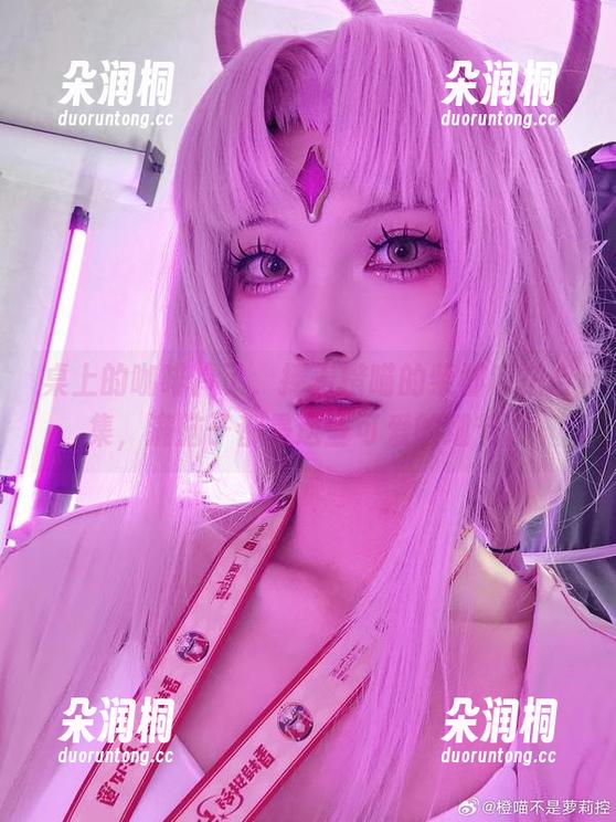 桌上的咖啡冷了，捧着橙喵的柴郡私拍合集，满脑子都是这些可爱的细节。