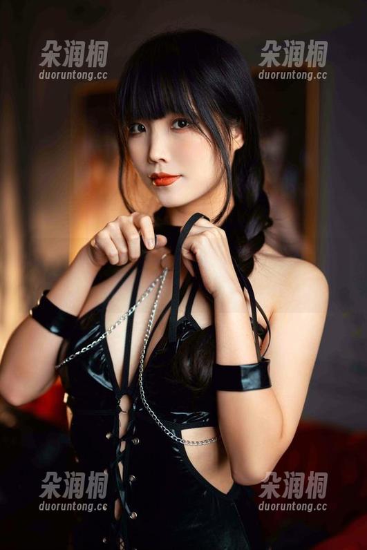 昨天刷到汪知子的更新，图片就像在说：“注意我，我是女神！”