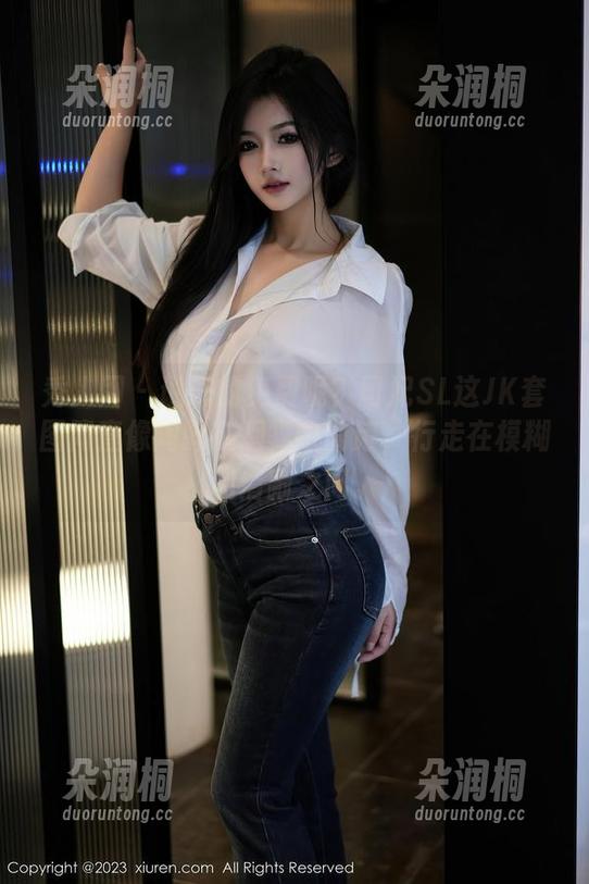 秀人网 - 说好的免费呢？司妃SL这JK套图简直像陶醉在烟雾中的诗，行走在模糊和清晰之间。