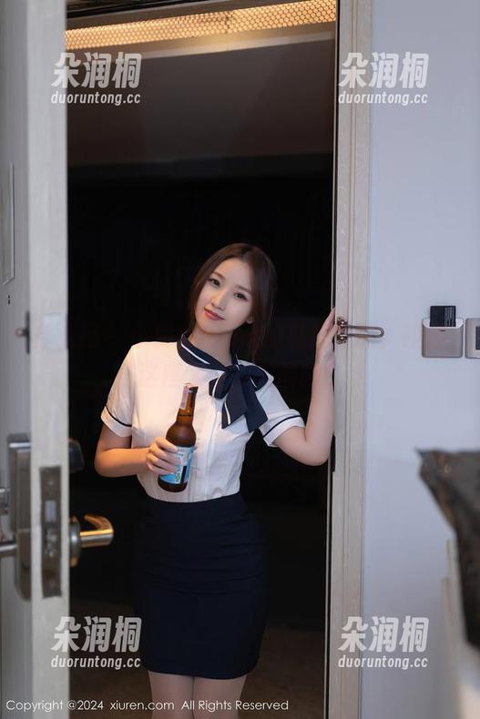 秀人网-小海臀Rena 秀人网 - 小海臀Rena的私拍之旅,碰碰这座大理的美图吧!