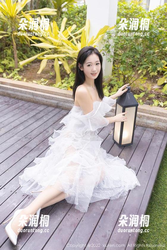 秀人网 - 吊带总让人想起夏天，但就是阿朱啊的美图却又有种清新脱俗的韵味。