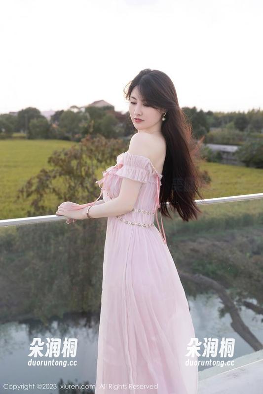 秀人网 - 桃色奶酪写真集：美腿资源，光滑得忒认真。