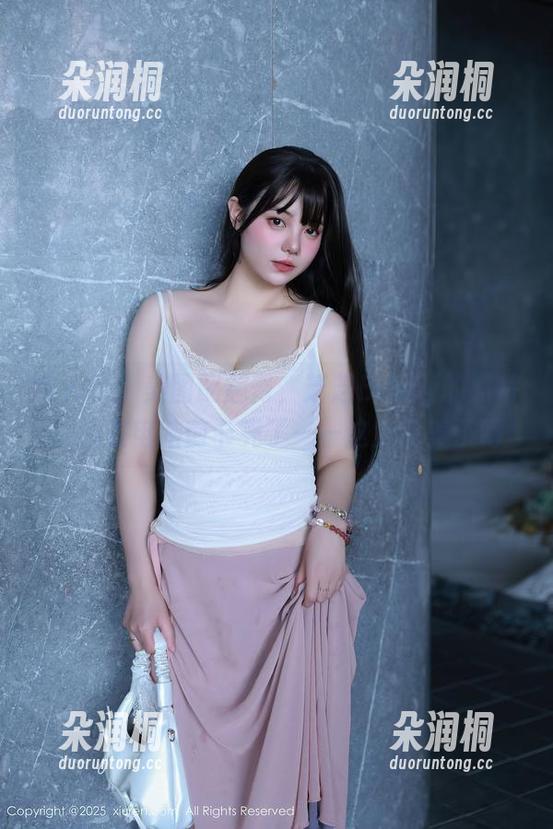 秀人网 - 美图配翘臀，芝芝Booty的照片让我在电脑前卡壳了——这太完美了吧