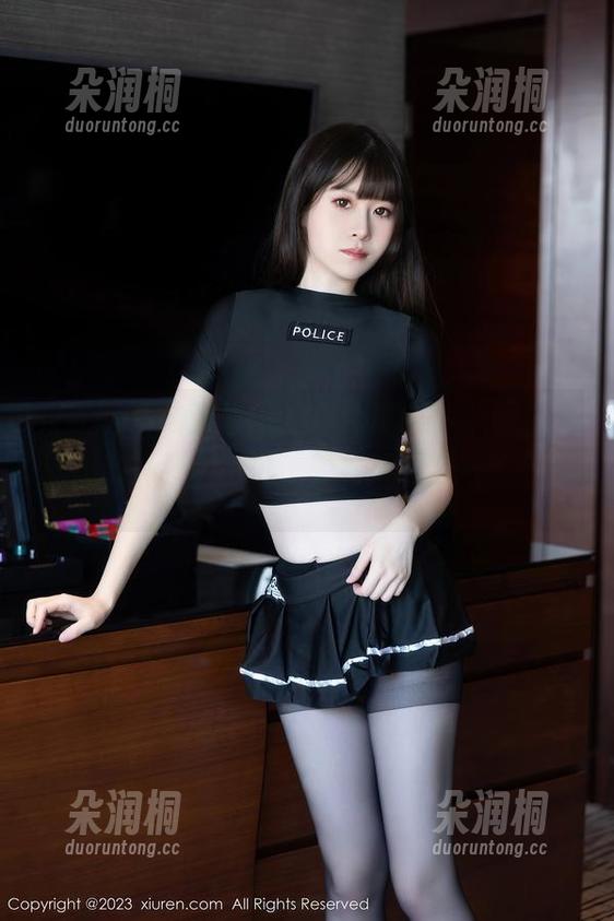 秀人网 - 陆萱萱cecillia的美图，眼镜就像她的一张通行证，轻松拥抱每一缕光线。