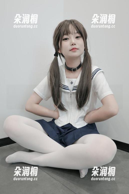 紧急企划 - 嘴角不自觉上扬，樱可私拍图包中长腿的诱惑似乎悄然逼近。