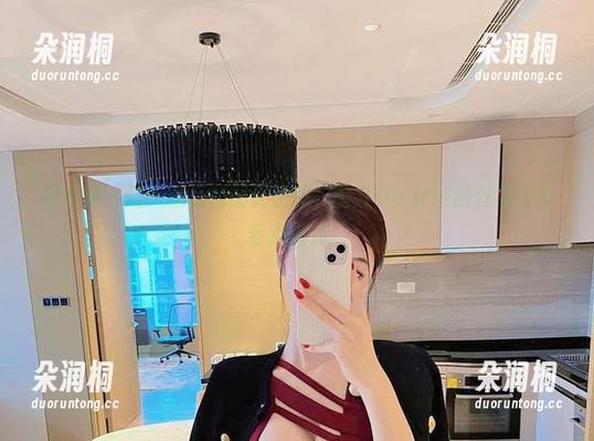 微密圈 - 让人瞩目的图库之旅，脸红Dearie的丝袜资源看点满满！