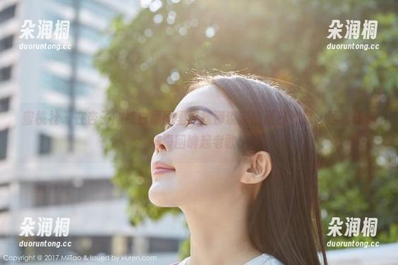 蜜桃社 - 在杏子的纯白原图里寻找那淡淡的夏日气息，居然让我脑海回响起老歌。