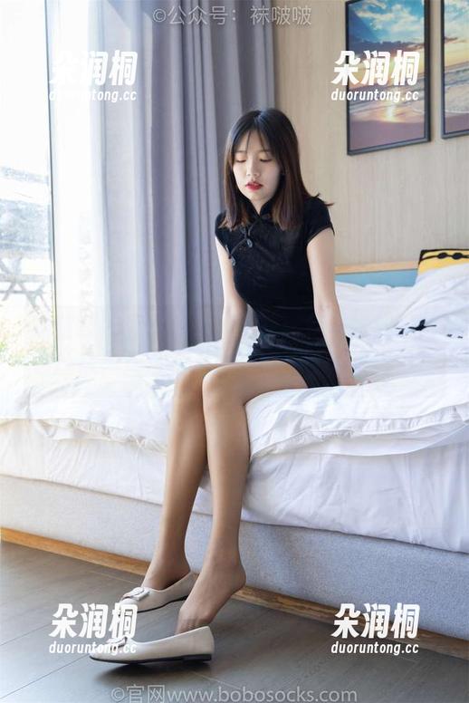 袜啵啵 - 图集新鲜出炉：稚予与她的咖啡色丝袜，淹没在一波‘腿控’的洪流中！