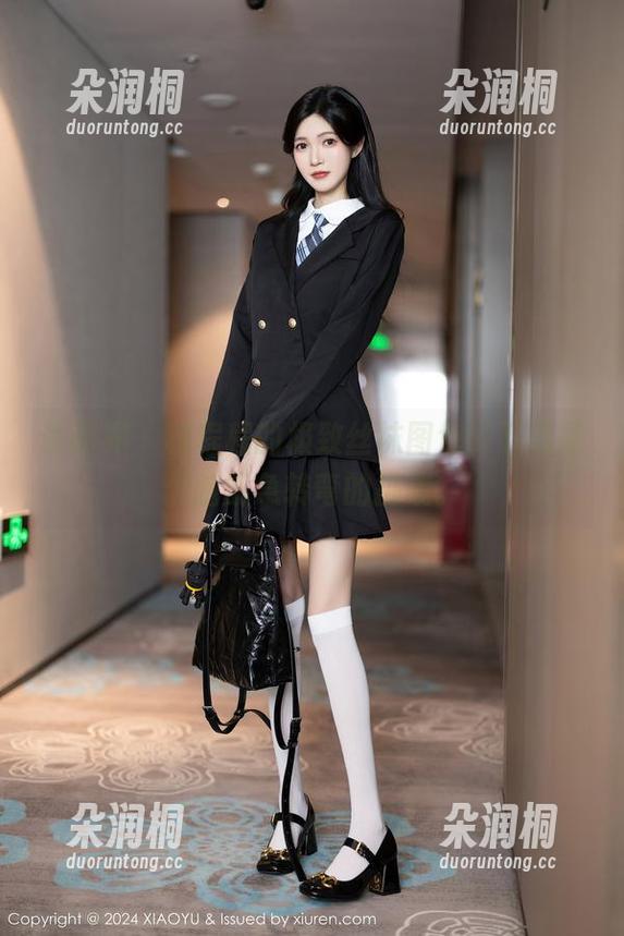 语画界 - 程程程的极致丝袜图包，下载是个脑筋急转弯的挑战。