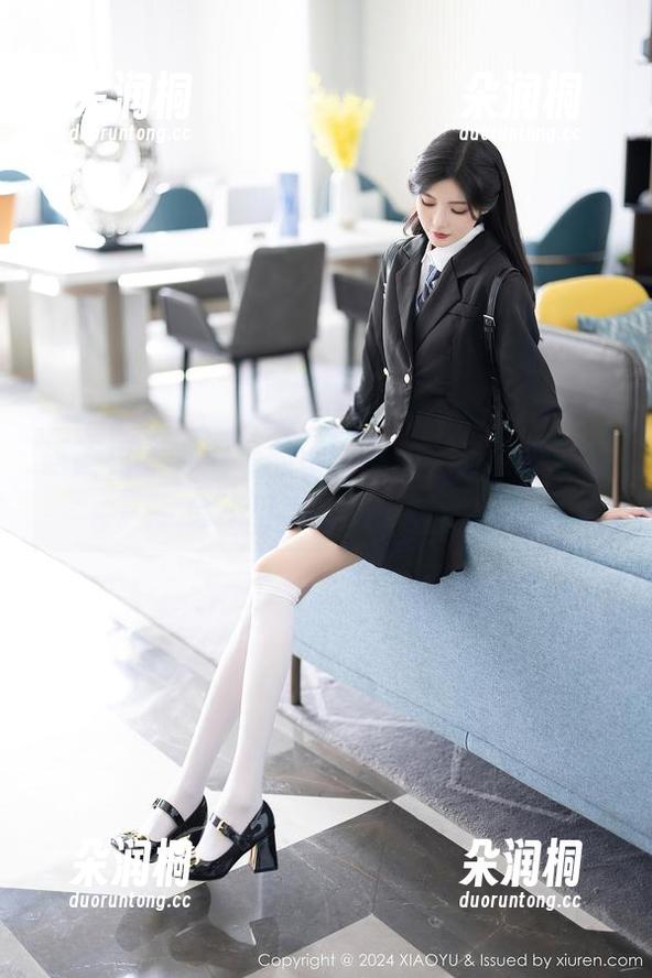 语画界 - 苏曼兮的镂空私拍，有种只可意会不可言传的意味。