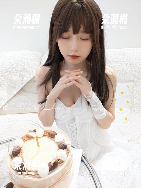 “迷之呆梨”的写真，下载的时候请保持冷静，花火夹杂着一丝不安的诱惑。