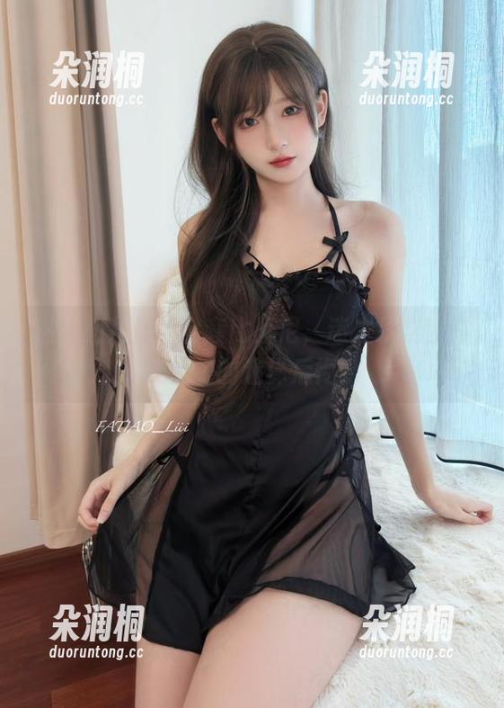 这组图片里的全套比基尼，迷之呆梨也许在为她的选择后悔？