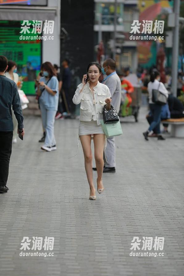 魔镜街拍 - 精选美图：干练OL风，婷婷的薄丝灰裙让人眨眼，毕竟不是每个午后的休闲都能这么迷人！