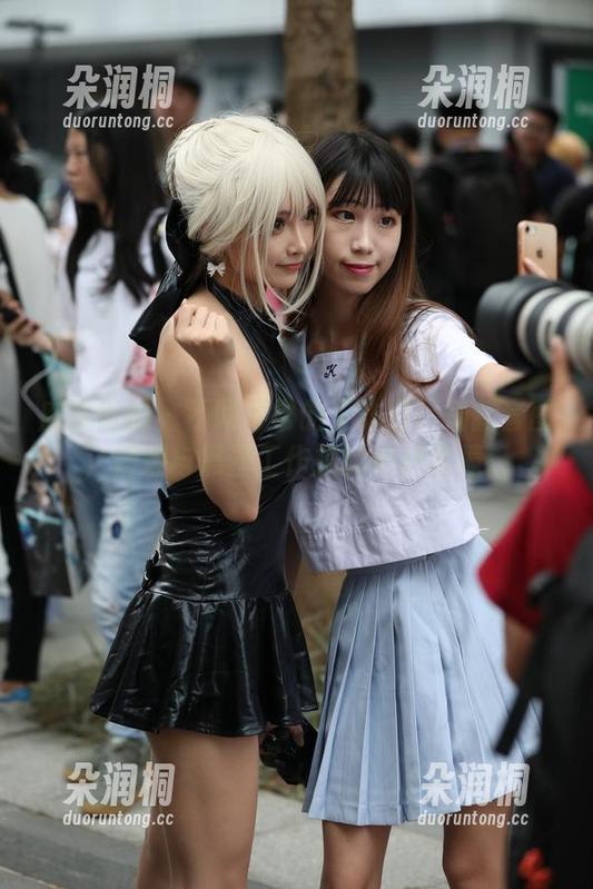 魔镜街拍-婷婷 魔镜街拍 - 不同寻常的工作日!最新套图,婷婷与黑丝工作服的绝妙碰撞。