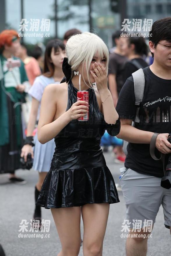 魔镜街拍：你没见过的黑丝连衣长裙全套，穿上一定有人想借！