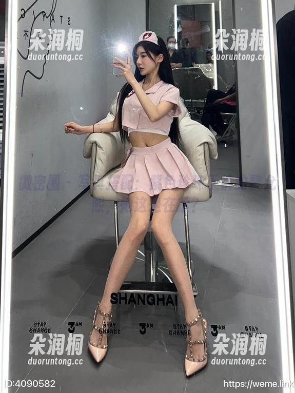 微密圈 - 写真搭配：紫色珍珠丁裤的黎允熙，她这是在撩？